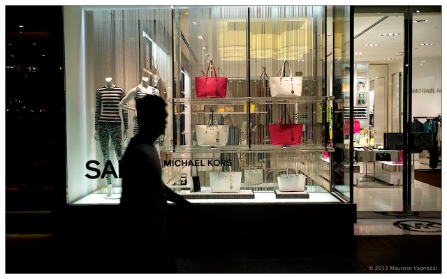 Negozi all'ora di chiusura. Ombre di Scotts' Road