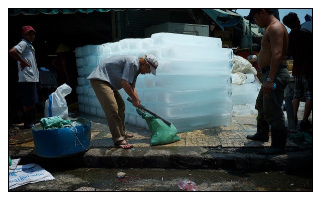 Fantasticamente automatizzata la lavorazione del ghiaccio (notare tipo con sbarra di ferro e sacco di juta)